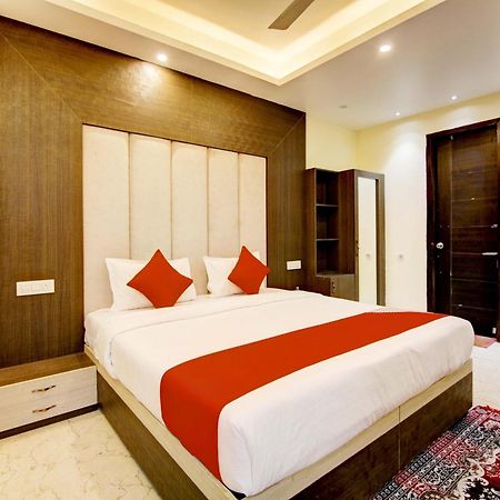 Oyo White House Hotel Noida Buitenkant foto