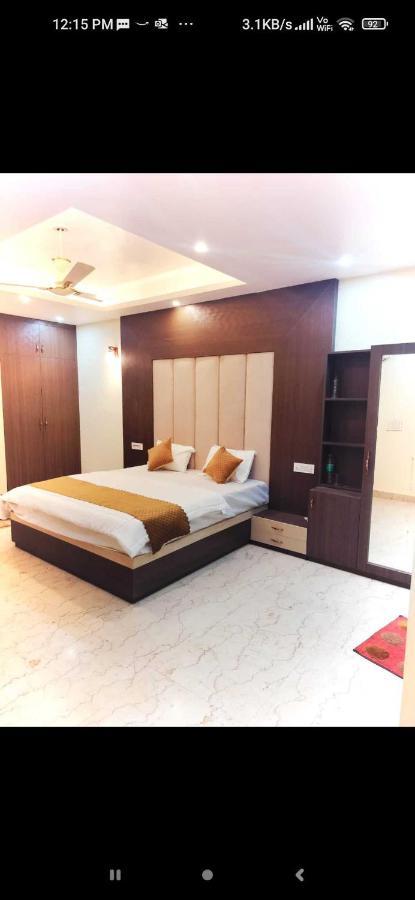 Oyo White House Hotel Noida Buitenkant foto