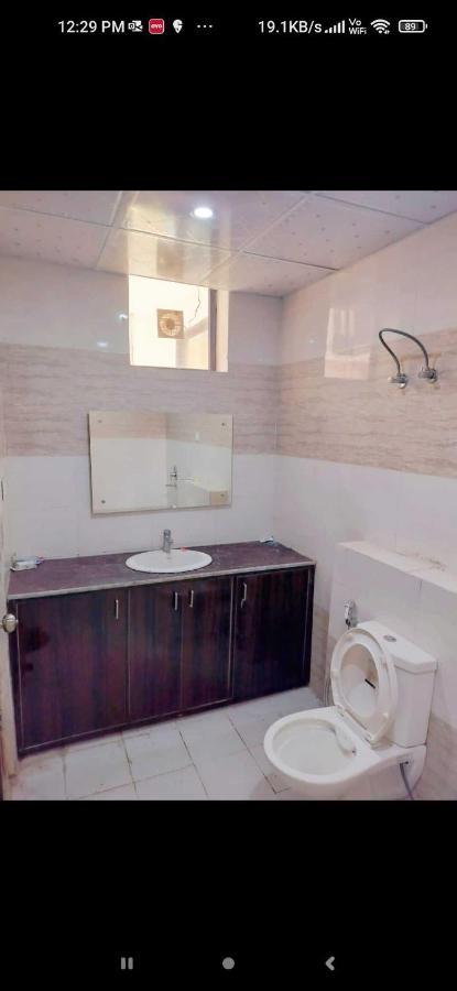 Oyo White House Hotel Noida Buitenkant foto