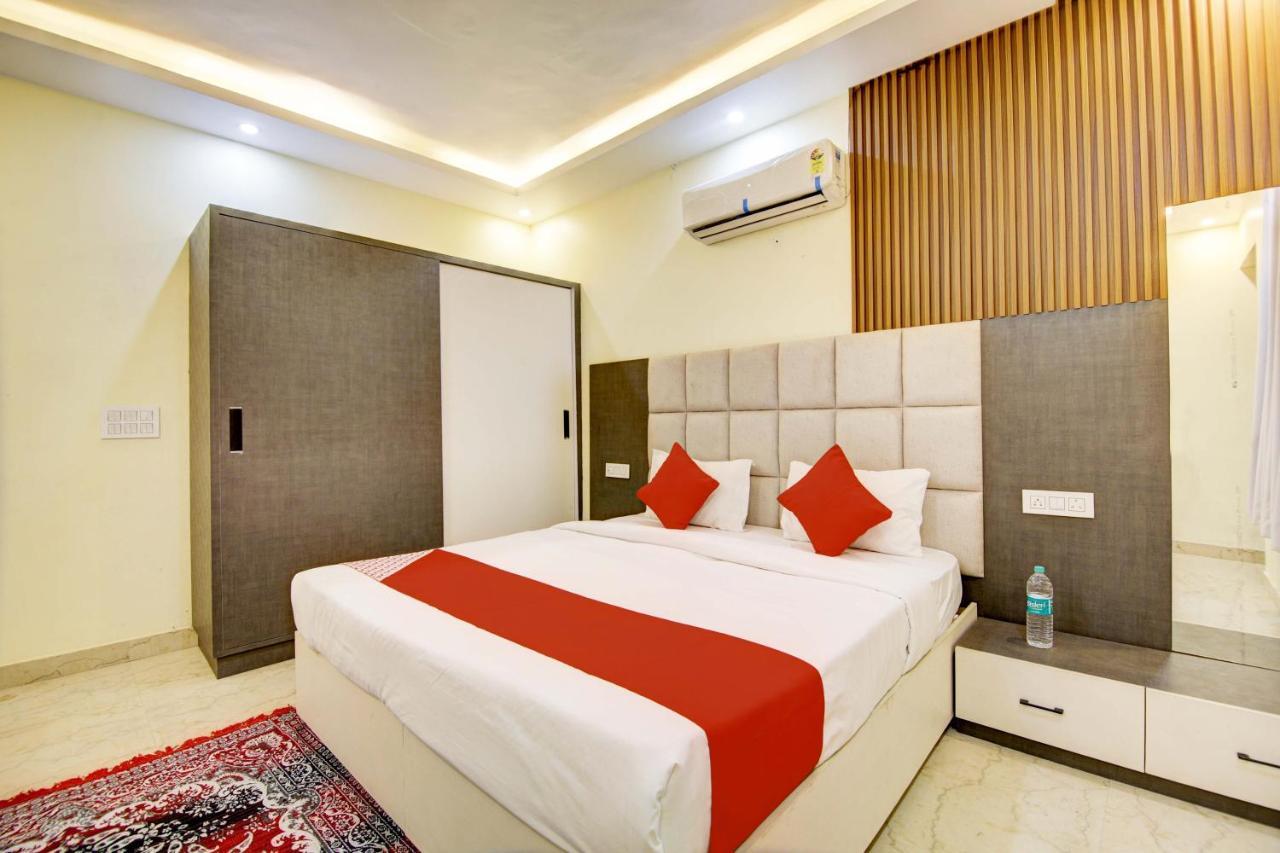 Oyo White House Hotel Noida Buitenkant foto