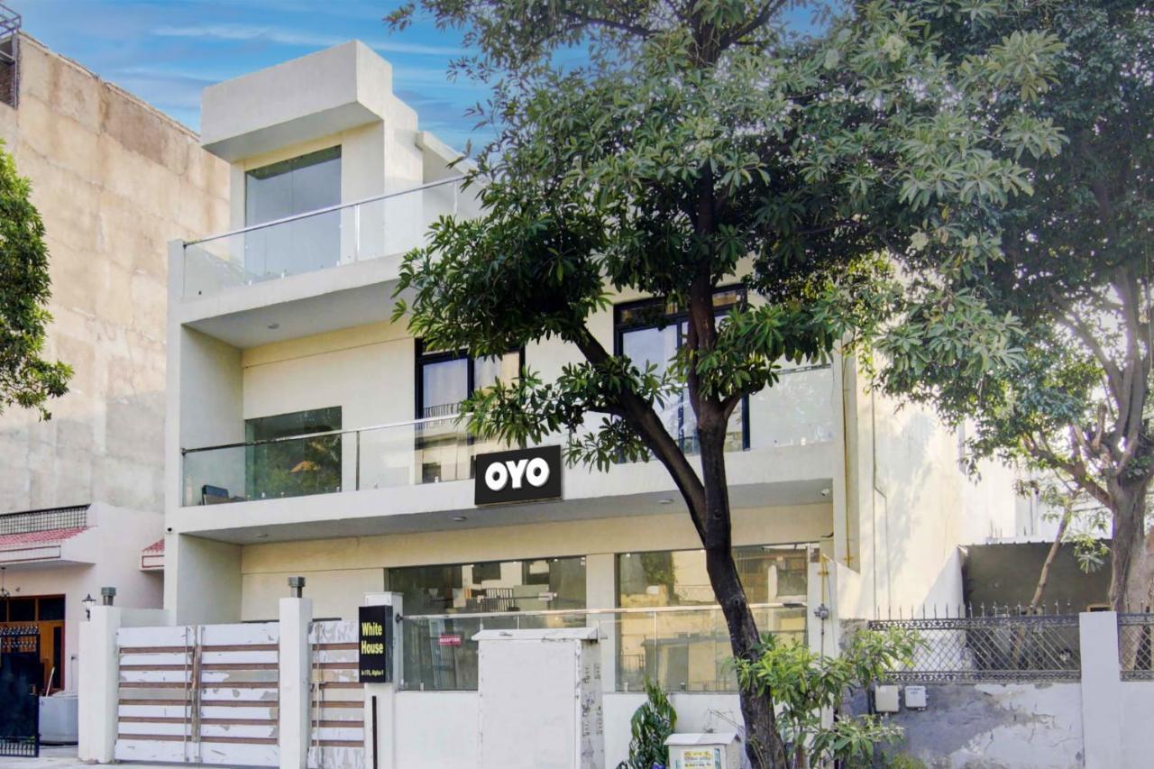 Oyo White House Hotel Noida Buitenkant foto