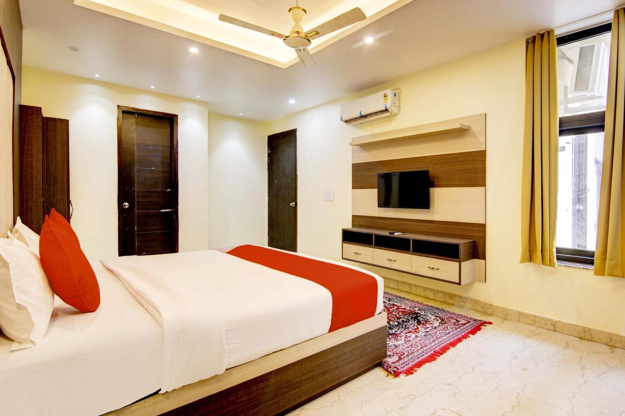 Oyo White House Hotel Noida Buitenkant foto
