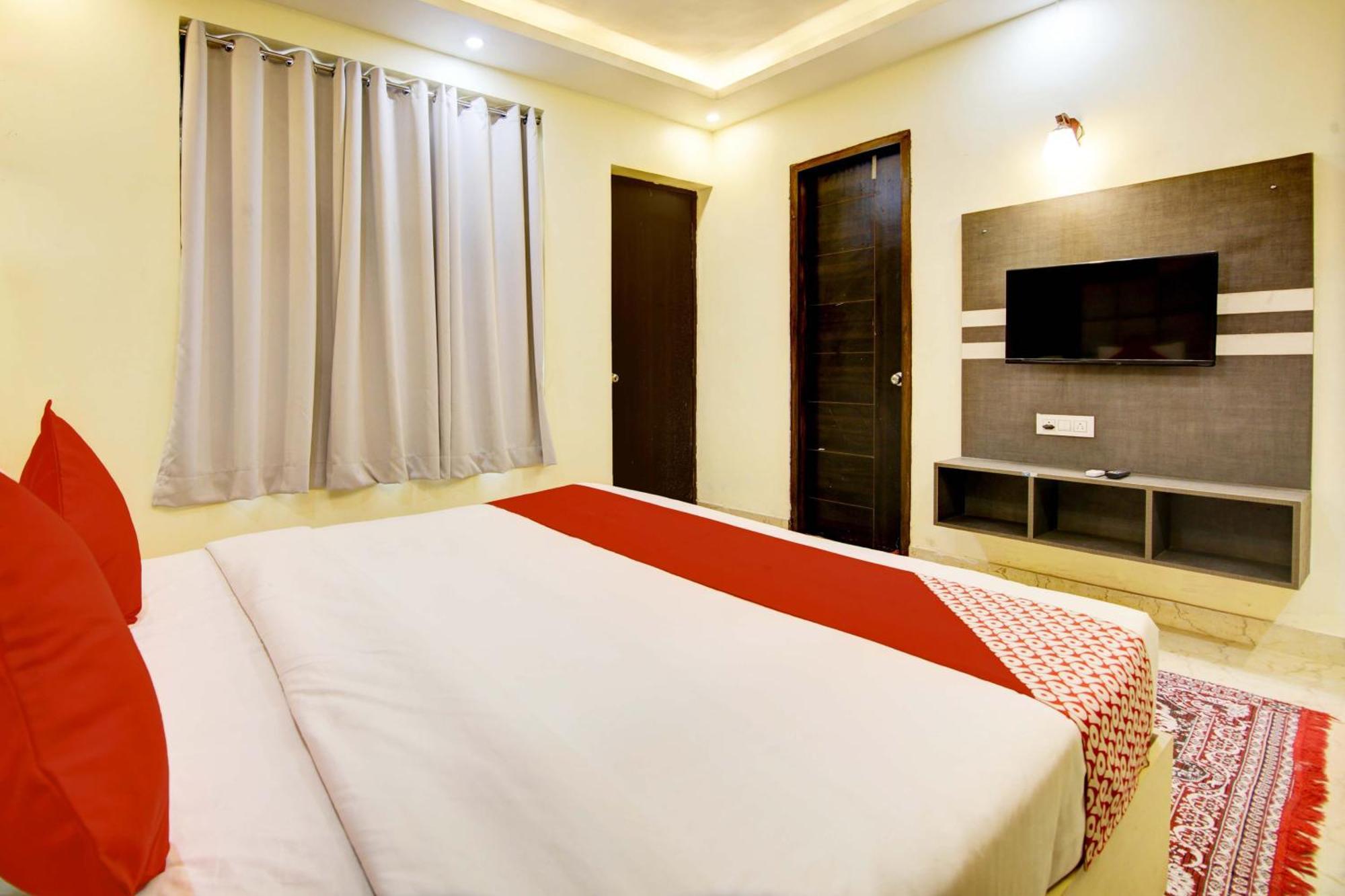 Oyo White House Hotel Noida Buitenkant foto