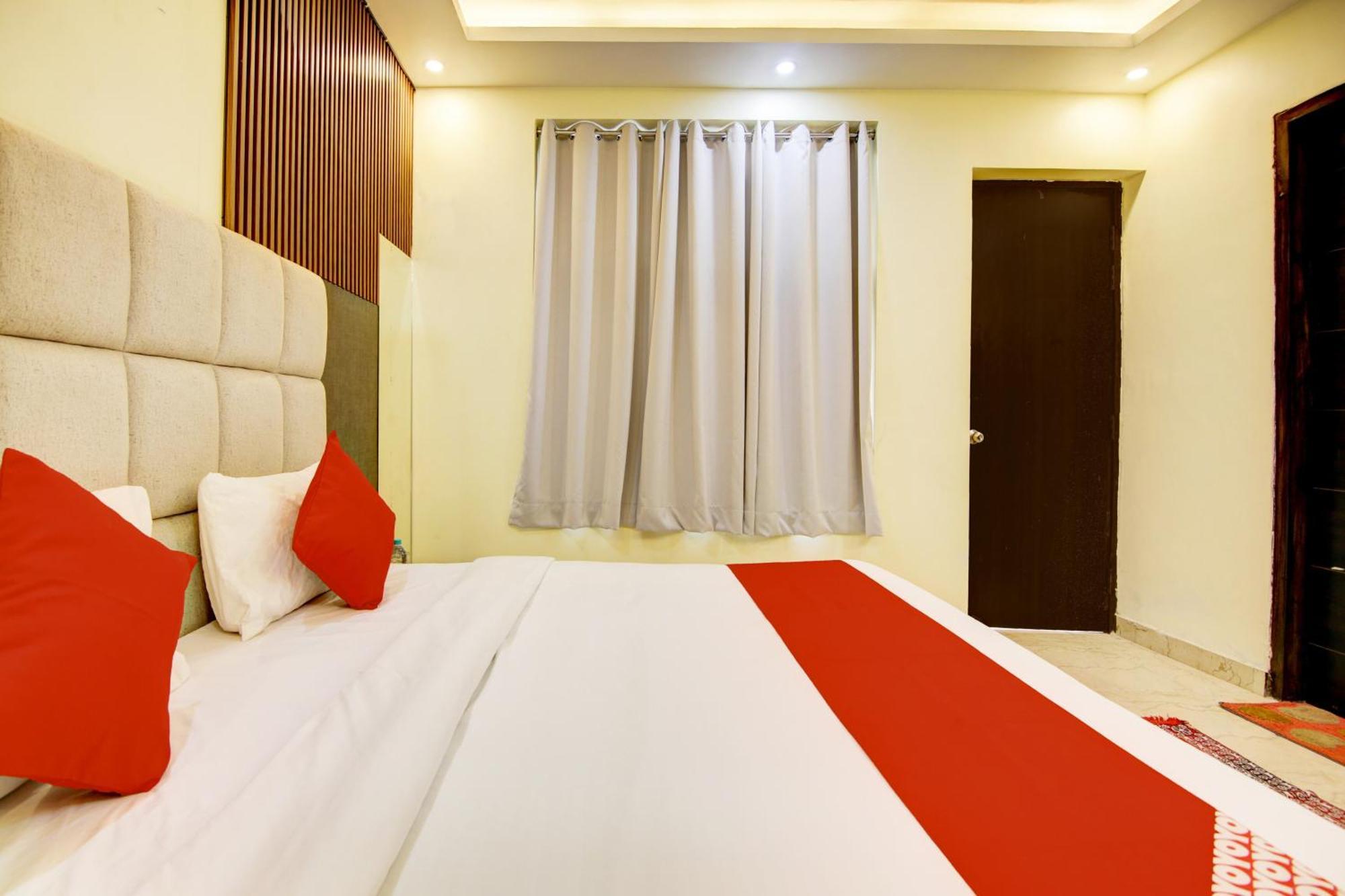 Oyo White House Hotel Noida Buitenkant foto