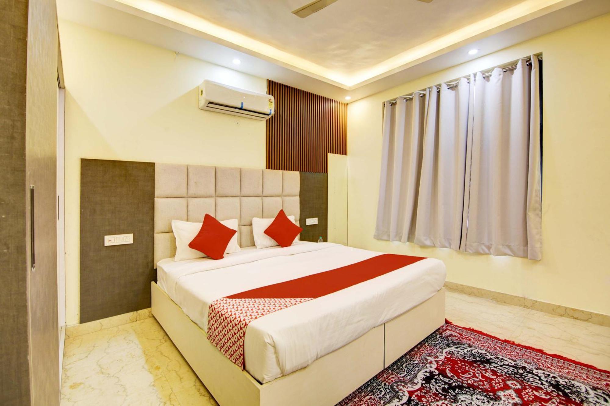 Oyo White House Hotel Noida Buitenkant foto